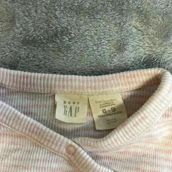 GAP - knit cross body long sleeve top. Size 6-9 months - Picture 2 of 4